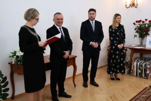 Kierownik USC odczytuje gratulacje dla jubilatów