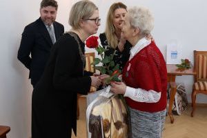 Kierownik USC składa gratulacje jubilatce (2)