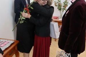 Kierownik USC składa gratulacje jubilatce (3)