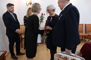 Kierownik USC składa gratulacje jubilatce (4)