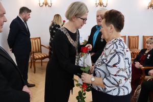 Kierownik USC składa gratulacje jubilatce