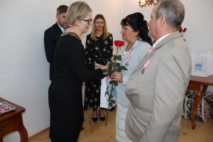 Kierownik USC wręcza różę