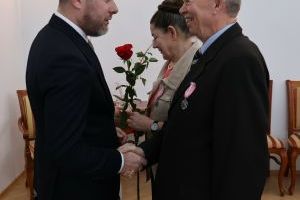 Wicestarosta wręcza kwiaty jubilatom (2)