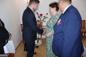 Wicestarosta wręcza kwiaty jubilatom