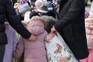 Burmistrz rozdaje prezenty przedszkolakom