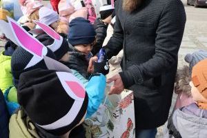 Dyrektor MOSiR rozdaje prezenty przedszkolakom
