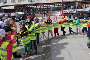 Przedszkolaki tańczą na placu przed ratuszem (10)
