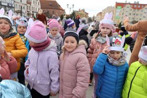 Przedszkolaki pozują do zdjęcia (4)