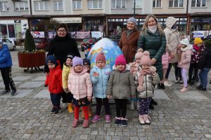 Przedszkolaki pozują do zdjęcia (5)