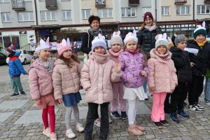 Przedszkolaki pozują do zdjęcia (6)