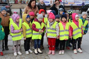 Przedszkolaki pozują do zdjęcia (8)