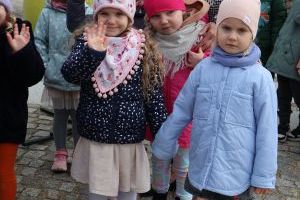 Przedszkolaki pozują do zdjęcia (9)