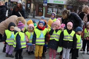 Przedszkolaki pozują do zdjęcia (10)