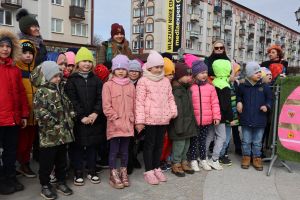 Przedszkolaki pozują do zdjęcia (12)