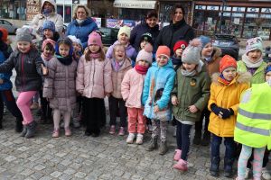 Przedszkolaki pozują do zdjęcia (13)