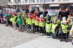 Przedszkolaki pozują do zdjęcia (15)