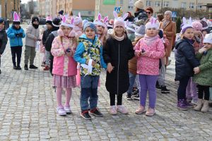 Przedszkolaki pozują do zdjęcia (16)