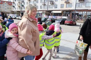 Przedszkolaki tańczą na placu przed ratuszem (3)