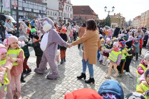 Przedszkolaki tańczą na placu przed ratuszem (5)