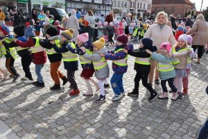 Przedszkolaki tańczą na placu przed ratuszem (6)