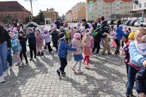 Przedszkolaki tańczą na placu przed ratuszem (8)