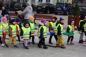 Widok grupy dzieci (7)