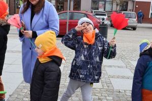 Widok grupy dzieci z papierowymi kwiatami w ręku