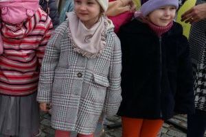 Widok grupy dzieci (14)