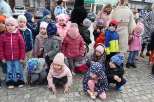 Widok grupy dzieci (2)