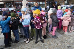 Widok grupy przedszkolaków