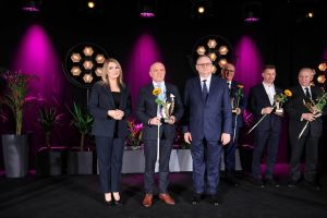 Burmistrz wraz z innymi laureatami na scenie