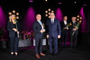 Burmistrz z innymi laureatami na scenie