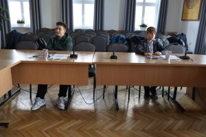 Uczestnicy konkursu siedzą zamyśleni