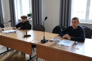 Uczestnicy konkursu słuchają organizatorów (2)