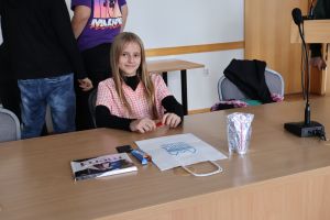 Uczestniczka konkursu pozuje do zdjęcia