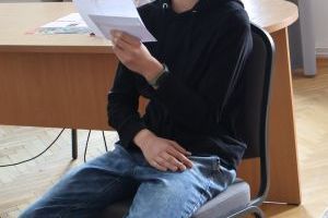 Uczestnik konkursu czyta odpowiedzi (2)