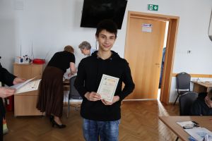 Uczestnik konkursu pozuje do zdjęcia (2)
