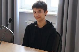 Uczestnik konkursu pozuje do zdjęcia (4)