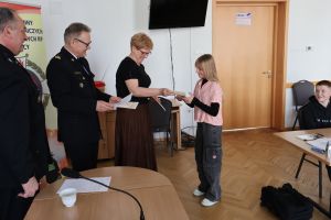 Organizatorzy wręczają nagrodę (3)