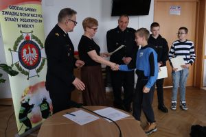 Organizatorzy wręczają nagrodę (9)