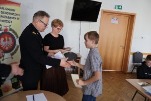 Organizatorzy wręczają nagrodę