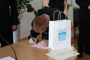 Uczeń kwituje odbiór nagrody (2)