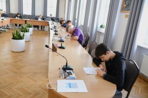 Uczesnicy konkursu udzielają odpowiedzi