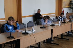 Uczestnicy konkursu siedzą zamyśleni (2)