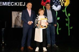 Laureat pozuje do zdjęcia