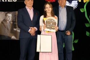 Laureatka pozuje do zdjęcia (3)
