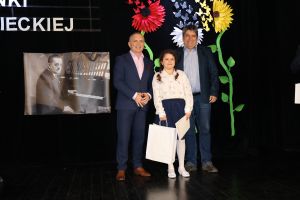 Laureatka w towarzystwie burmistrza pozuje do zdjęcia