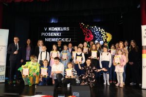 Uczestnisy wspólnie z organizatorami pozują do zdjęcia