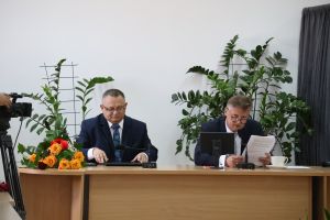 Przewodniczący i wiceptzewodniczący Rady Miejskiej siedzą za stołem konferencyjnym