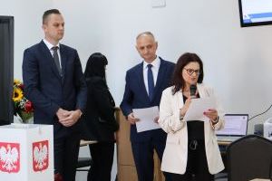 Radna odczytuje wyniki głosowania
